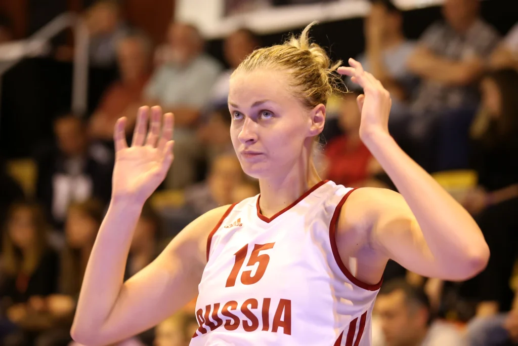 Nadezhda Grishaeva hands up