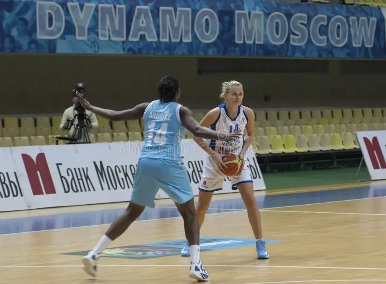 Nadezhda Grishaeva facing Nicky Anosike during a Dynamo Moscow basketball game, showing a height comparison between the two players.